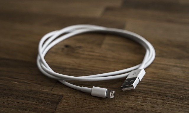 다양한 USB 케이블이 엉켜있는 모습